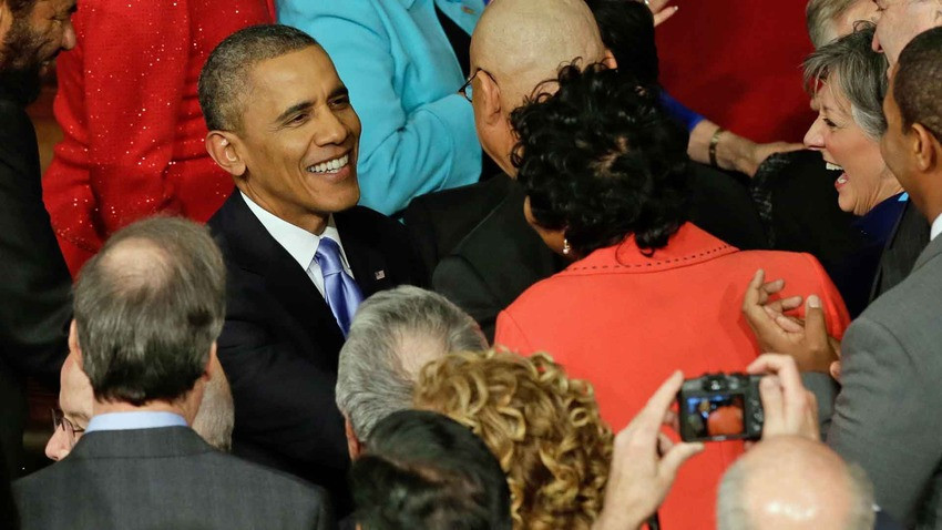 Tổng thống Obama xuất hiện để đọc bài diễn văn Thông điệp Liên bang 2014, bao quanh ông là đám đông ủng hộ nhiệt thành (Ảnh: AP)