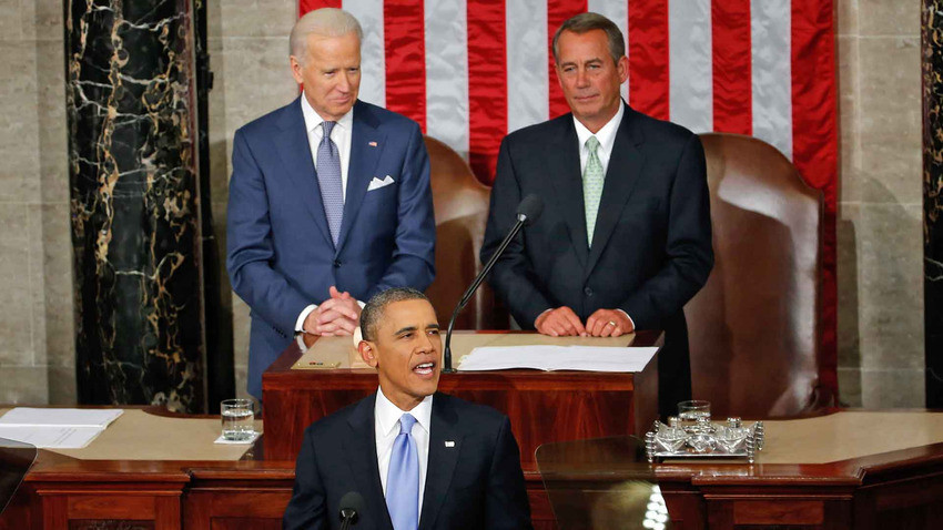 Ông Obama khi đang phát biểu, trong khi Phó Tổng thống Biden (trái) và Chủ tịch Hạ viện Boehner (phải) quan sát (Ảnh: AP)