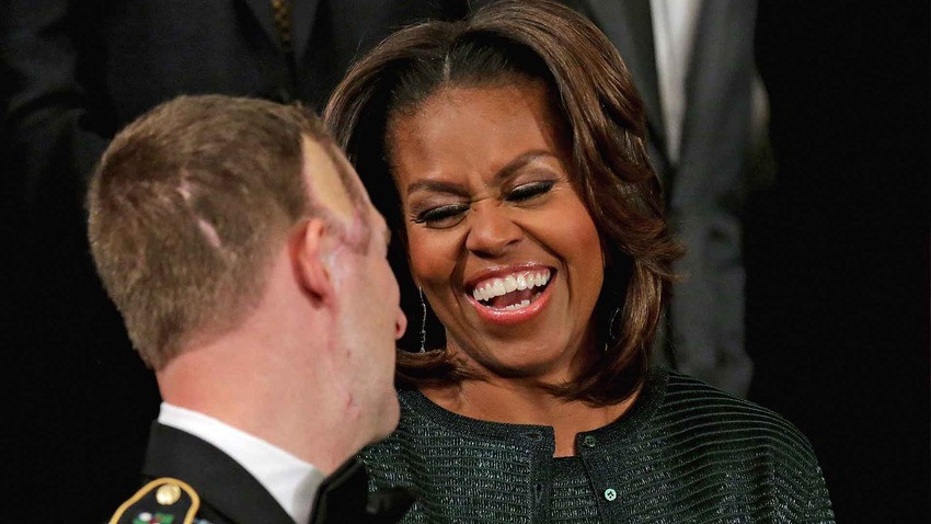 Đệ nhất phu nhân Michelle Obama chia sẻ với Trung sĩ Cory Remsburg, người bị thương tại Afghanistan (Ảnh: AP)