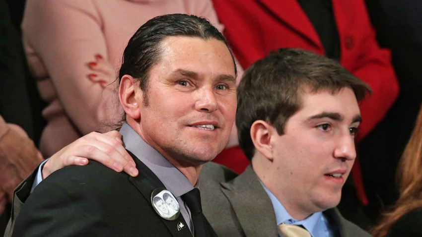 Carlos Arredondo (trái), cha của binh sĩ Alexander Arredondo bị chết trong chiến tran Iraq, và Jeff Bauman (phải), người bị thương trong vụ đánh bom ở Boston, theo dõi bài phát biểu (Ảnh: Getty Images)