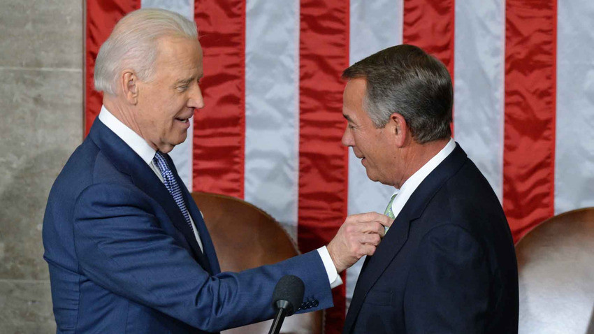 Phó Tổng thống Joe Biden (trái) chỉnh cravat cho Chủ tịch Hạ viện John Boehner (Ảnh: Getty Images)