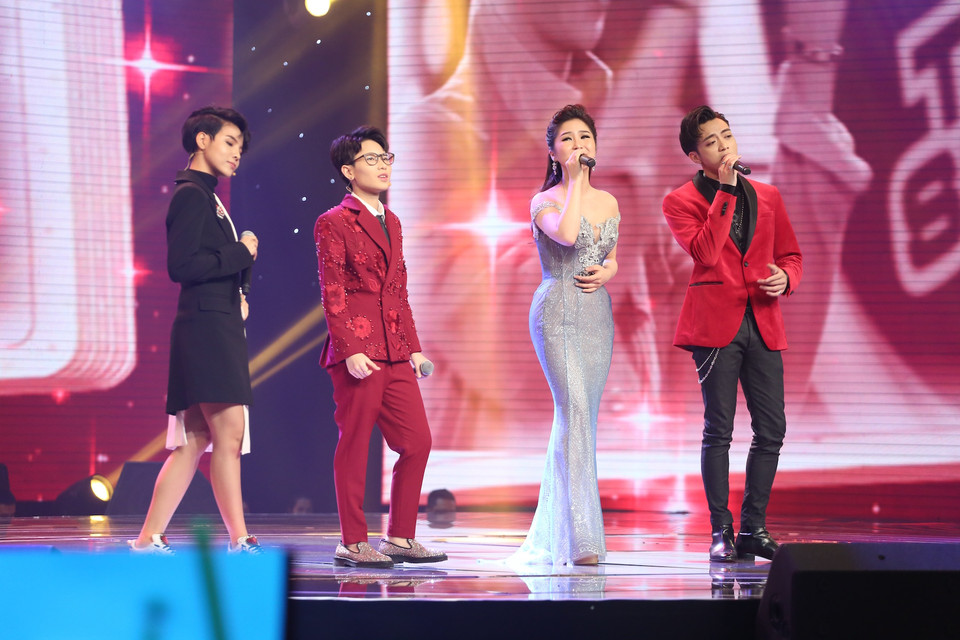 Tiết mục hòa giọng của 4 huấn luyện viên mở đầu đêm chung kết. (Ảnh: BTC)