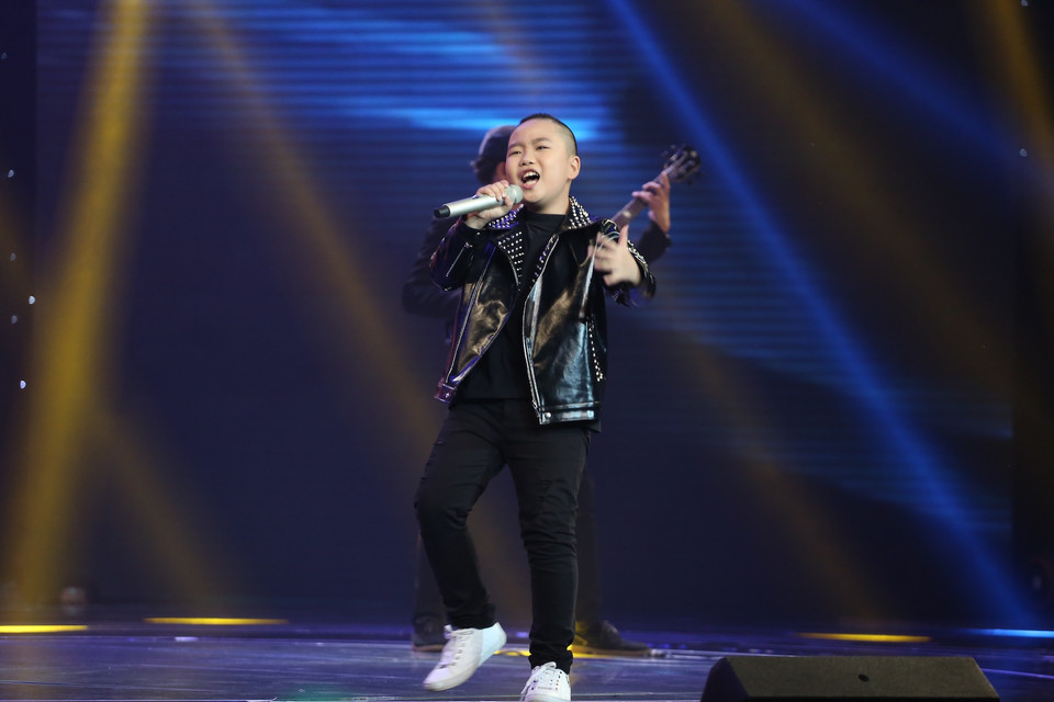 Quốc Thái với ca khúc 'Người mẹ' mở đầu phần thi đơn ca. (Ảnh: BTC)