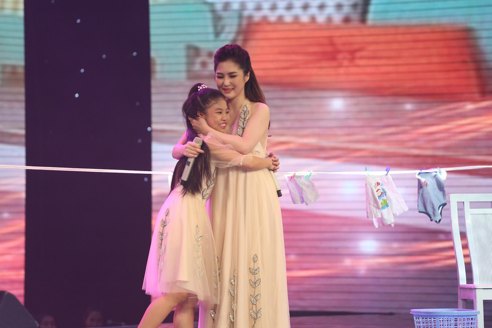 Hương Tràm hóa bà bầu trên sân khấu Giọng hát Việt nhí 2017. (Ảnh: BTC)