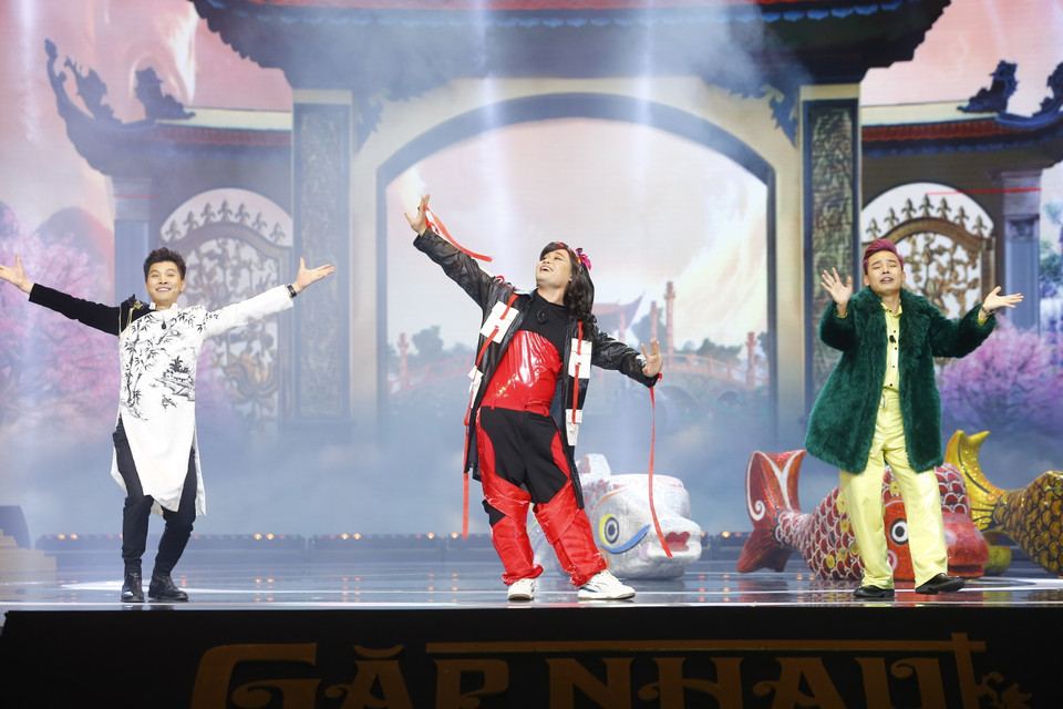 Âm nhạc tiếp tục là điểm cộng của Táo quân. Nhiều ca khúc trong và ngoài nước đã được sử dụng, chế lời để qua đó đề cập đến nhiều khía cạnh xã hội. (Ảnh: CTV/Vietnam+)