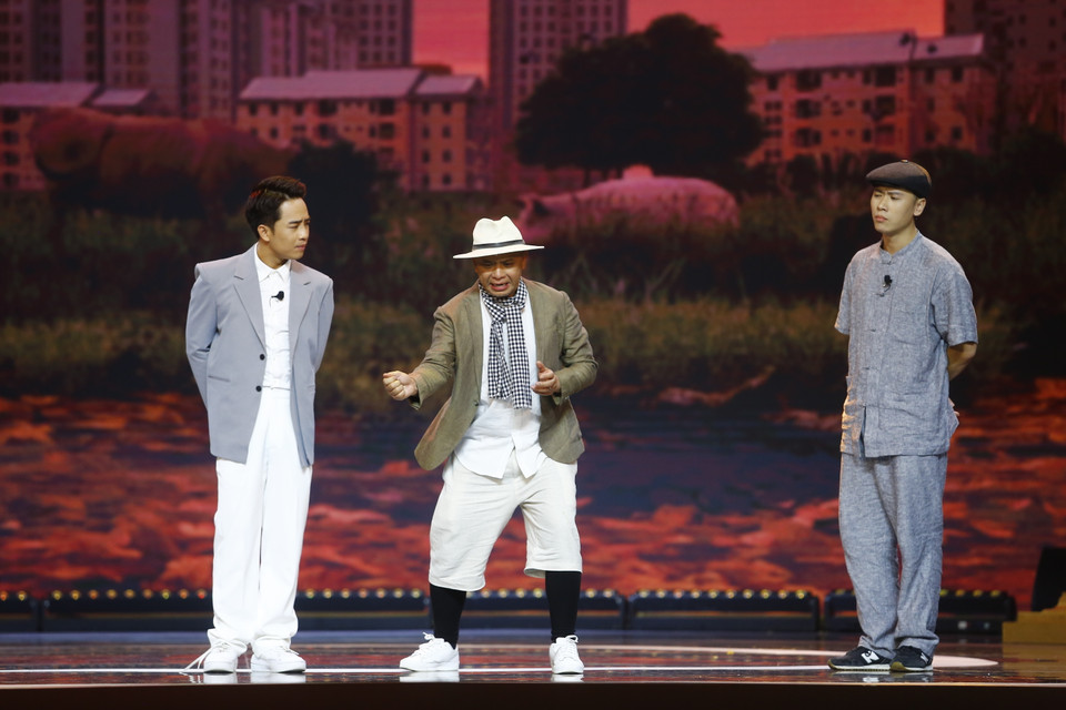 Bối cảnh chính của chương trình là hạ giới chứ không phải buổi chầu trên thiên đình. Ngọc Hoàng và Nam Tào cùng vi hành để tìm hiểu các vấn đề tồn tại ở hạ giới. (Ảnh: CTV/Vietnam+)