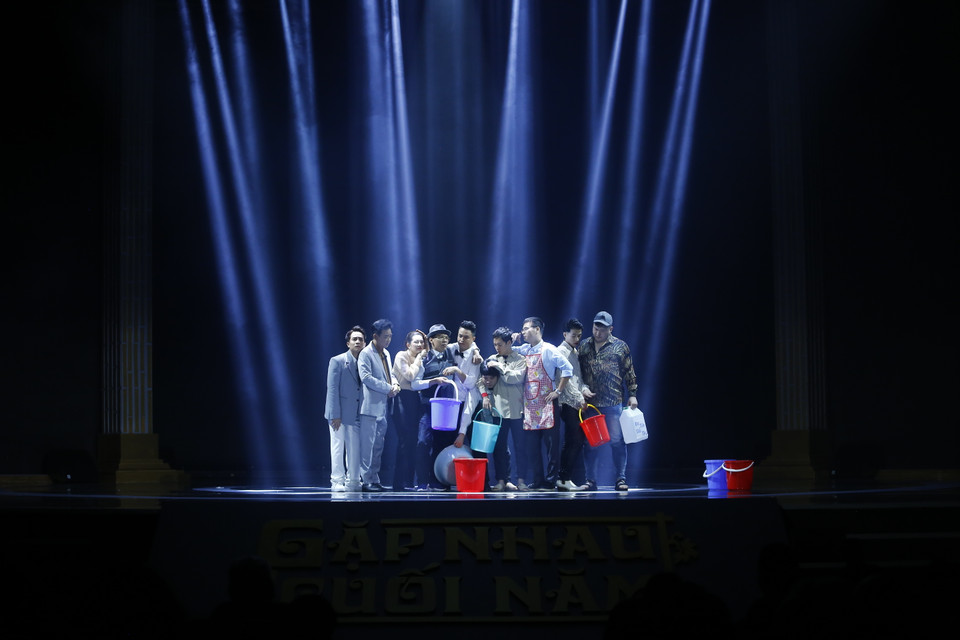 Kịch bản đề cập đến tình trạng mất nước ở chung cư, cuộc sống của người dân ở chung cư mini... (Ảnh: CTV/Vietnam+)