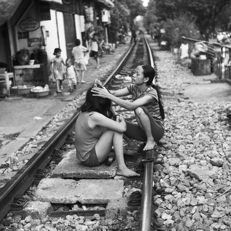 'Ảnh film và Hà Nội' có nhiều bức ảnh ghi lại những khoảnh khắc bình dị, chậm rãi trong cuộc sống. Triển lãm được tổ chức nhân dịp kỷ niệm 72 năm Quốc khánh (2/9/19452/9/1975). (Ảnh: BTC cung cấp)