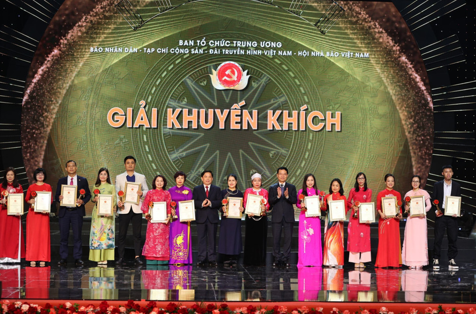 Các tác giả nhận Giải Khuyến khích. (Ảnh: Hoài Nam/Vietnam+)