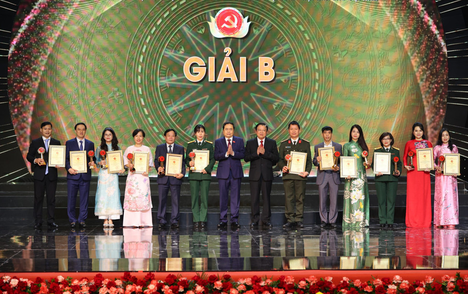 Các tác giả được trao Giải B. (Ảnh: Hoài Nam/Vietnam+)