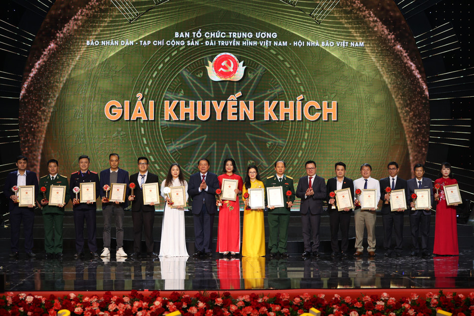 Hội đồng Giải thưởng lựa chọn ra 30 Giải Khuyến khích. (Ảnh: Hoài Nam/Vietnam+)