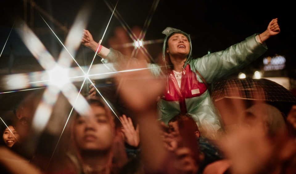 Trong đêm khai màn, mặc dù trời mưa và lạnh nhưng khán giả vẫn 'cháy' hết mình cùng các nghệ sỹ. 