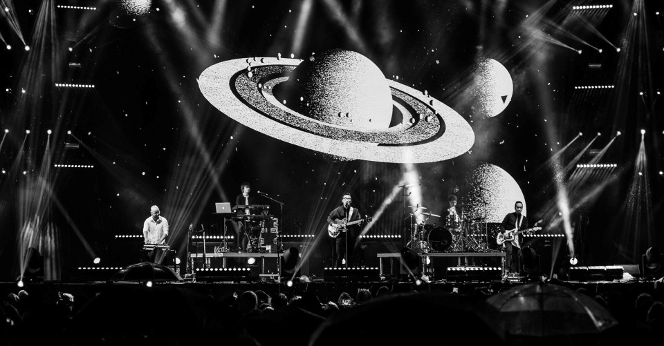 Phần trình diễn của Vũ. x Skylines Beyond Our Reach - những tên tuổi nổi bật của giới indie Việt được khán giả đón nhận nồng nhiệt. 