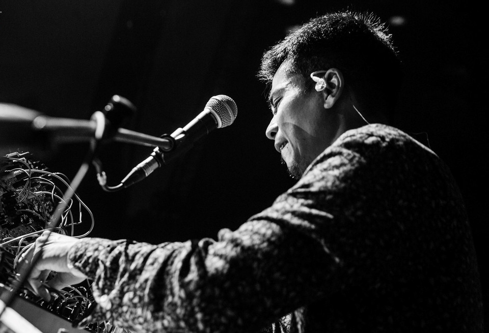 Xinh Xô - nghệ sỹ người Mỹ gốc Việt 'hút hồn' khán giả bằng những giai điệu đặc biệt âm thanh mộc của nhạc cụ truyền thống được biến tấu bằng thiết bị điện tử.