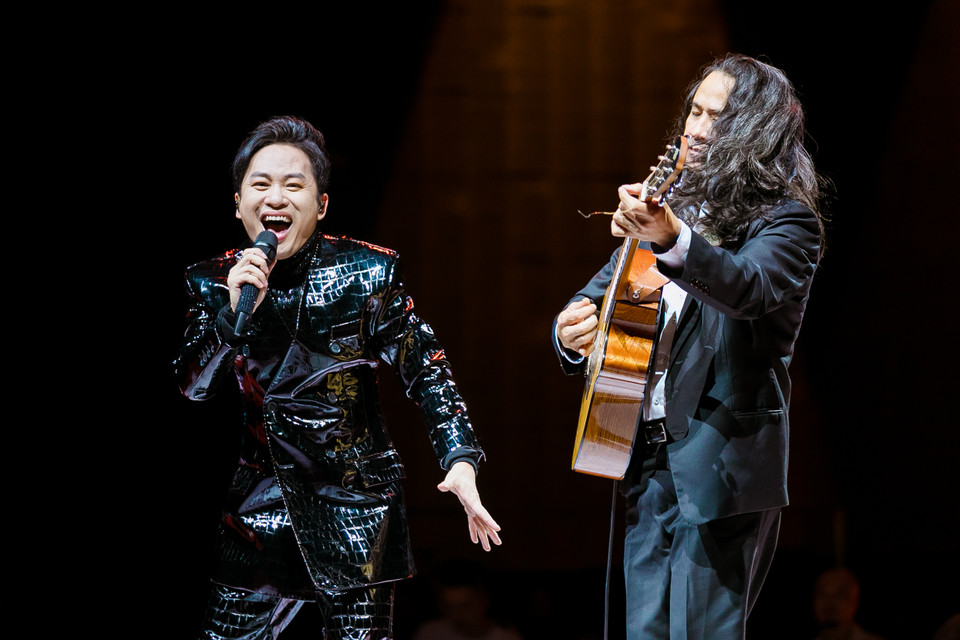 Sau 10 năm mới đứng chung sân khấu, màn kết hợp của anh và nhạc sỹ Lê Minh Sơn với ca khúc 'Ôi quê tôi' được cổ vũ nồng nhiệt. Tùng Dương biết ơn Lê Minh Sơn vì đã làm cho mình album 'Chạy trốn' còn nhạc sỹ gọi sự trưởng thành của Tùng Dương là điều kỳ diệu. (Ảnh: Khánh Thành/Vietnam+) 