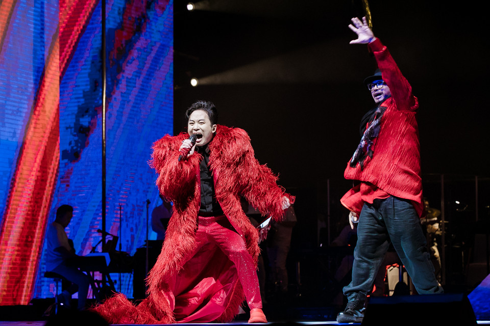 Rrapper Hà Lê giúp màu sắc hiện đại, trẻ trung ở Tùng Dương thêm nổi bật ở màn song ca ‘Con người’ do Bùi Caroon sáng tác. (Ảnh: Hòa Nguyễn/Vietnam+)