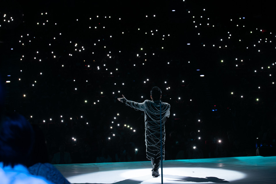 Người hâm mộ Tùng Dương ở nhiều tỉnh thành đã tề tựu ở Hà Nội dịp này. Họ muốn chứng kiến anh thăng hoa, sáng tạo trong liveshow đánh dấu chặng đường 20 năm làm nghề, tại khán phòng với sức chứa lớn nhất từ trước đến giờ. (Ảnh: Hòa Nguyễn/Vietnam+)