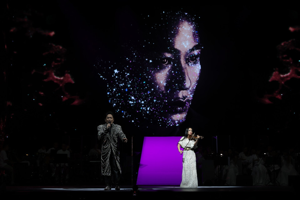 Nam ca sỹ lần đầu mang lên sân khấu ca khúc 'Gieo mầm' do mình tự sáng tác, anh phô diễn nội lực với thể loại rock sở trường đồng thời truyền tải thông điệp tích cực về cuộc sống. (Ảnh: Hòa Nguyễn/Vietnam+) 