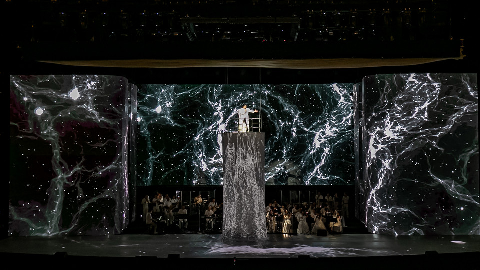 Liveshow chia làm bốn chương và toàn bộ ca khúc đều được làm mới bằng các bản phối của Giám đốc âm nhạc Nguyễn Hữu Vượng. Tùng Dương mở màn chương trình bằng bản mashup ‘Trời và đất-Mang thai’ (Lưu Hà An-Sa Huỳnh) và sau đó khắc họa chân dung bản thân với sự kết nối quá khứ, hiện tại và tương lai. (Ảnh: Hòa Nguyễn/Vietnam+)