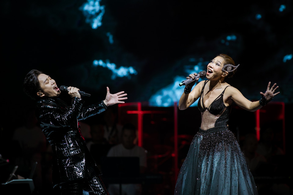  Tùng Dương hát lại nhiều ca khúc hit đã làm nên thành công của anh tại Sao Mai Điểm hẹn. Giọng của anh vẫn nội lực, tinh quái và ma mị nhưng không còn 'quằn quại' mà đã tĩnh tại, trưởng thành hơn. (Ảnh: Khánh Thành/Vietnam+) 