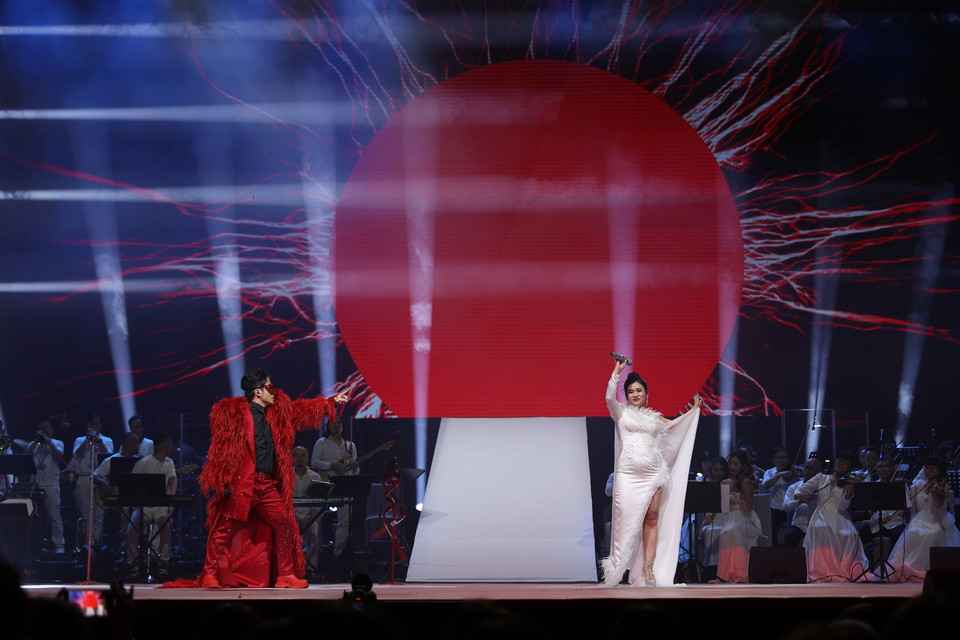 Phần thứ tư mang chủ đề Giao thoa và đương đại. Tùng Dương cho thấy khả năng hát nhạc kịch đỉnh cao khi song ca bản opera kinh điển 'The Phantom of the opera' với giọng ca opera hàng đầu Đào Tố Loan. (Ảnh: Hòa Nguyễn/Vietnam+)