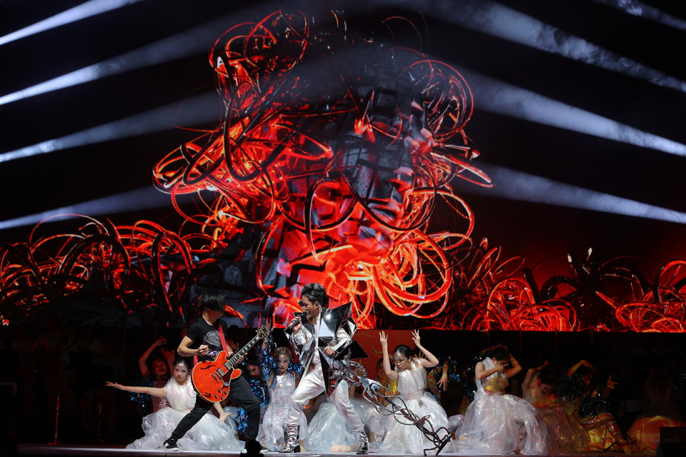 Kết thúc bằng bản mashup 'Con cò-Chiếc khăn piêu-Oa Oa', Tùng Dương dường như muốn ám chỉ về sự tái sinh trong âm nhạc của mình sau 20 năm ca hát. Đó sẽ vẫn là Tùng Dương nhiều màu sắc nhưng đại chúng hơn. (Ảnh: Hòa Nguyễn/Vietnam+) 