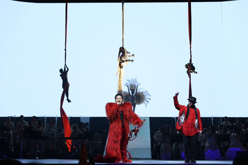 Hơn 3 tiếng diễn ra đêm nhạc, khán giả nhiều lần cảm thán không chỉ vì tiếng hát nội lực của Tùng Dương mà còn vì sân khấu tuyệt đẹp được tạo nên bằng công nghệ 3D mapping, những màn đu dây, nhào lộn hay nghệ thuật sắp đặt khéo léo để minh họa cho từng bài hát. (Ảnh: Hòa Nguyễn/Vietnam+) 