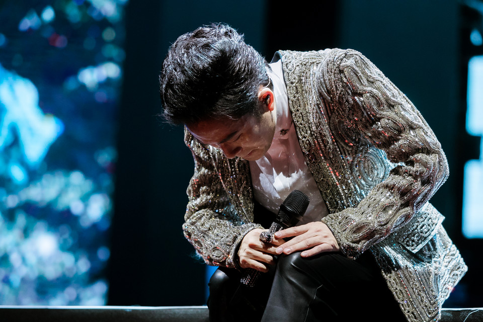 Tùng Dương đã có một đêm diễn gói trọn 20 năm sự nghiệp với rất nhiều cảm xúc. Nhiều khán giả nhận xét anh hát như 'lên đồng' vì quá nhiều năng lượng, ca khúc nào cũng 'cháy' hết mình. (Ảnh: Khánh Thành/Vietnam+) 