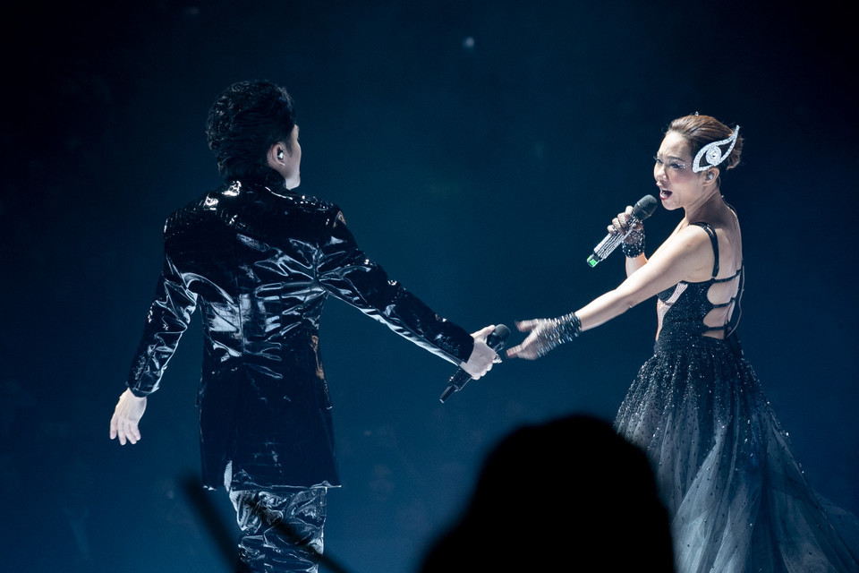 Nam ca sỹ có màn song ca với diva Trần Thu Hà trong ca khúc 'Sắc màu'. (Ảnh: Khánh Thành/Vietnam+) 