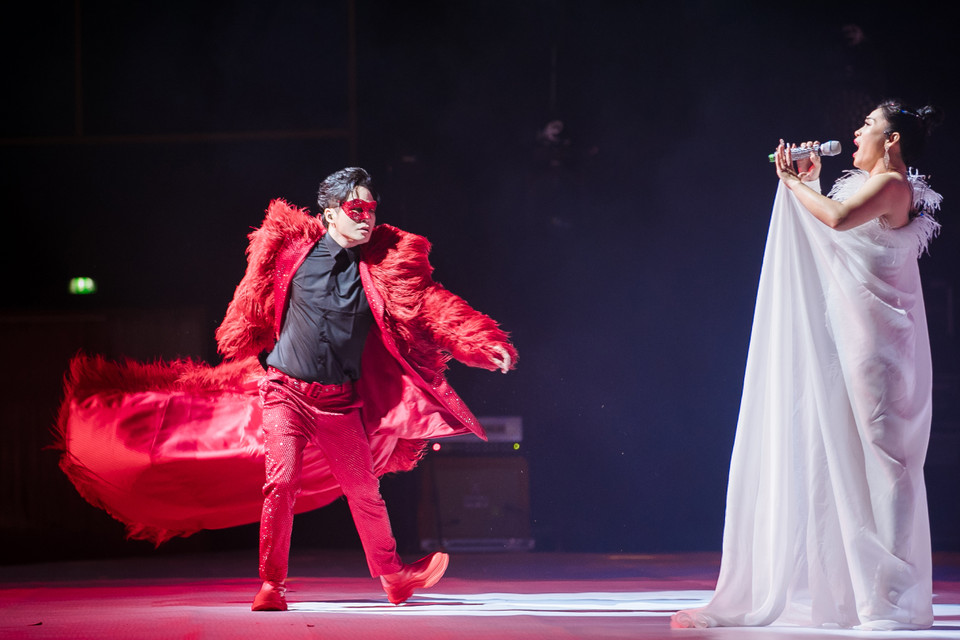 Với nhiều thể loại âm nhạc khác nhau và sự góp mặt của các ca khúc thịnh hành ở thời điểm hiện tại, liveshow khắc họa Tùng Dương thực sự đa sắc. Đó cũng là bước tiến dài của anh so với thời mới bước chân vào nghề, từ một chàng trai ôm khư khư quan điểm chỉ hát nhạc diva, bộ tứ sông Hồng hay những ca khúc thể hiện cá tính nay đã biết cân bằng giữa nghệ thuật và thị trường. (Ảnh: Hòa Nguyễn/Vietnam+)