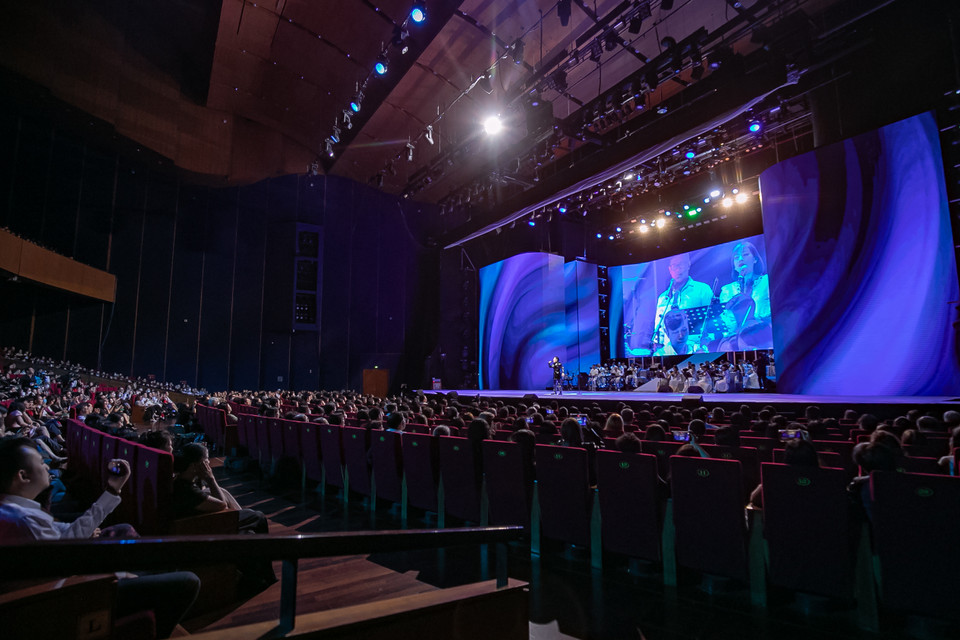 Liveshow kỷ niệm 20 năm ca hát của Tùng Dương diễn ra tối 25/11 tại Trung tâm Hội nghị Quốc gia. Từ trước giờ ca sỹ xuất hiện, 4.000 khán giả đã phủ kín tất cả các hàng ghế. (Ảnh: Khánh Thành/Vietnam+) 