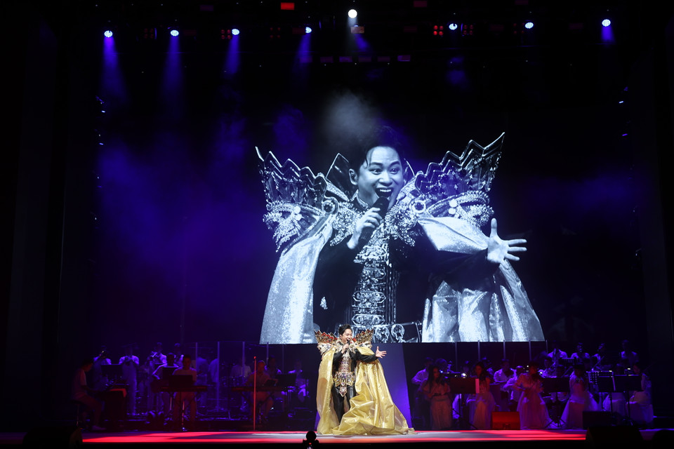 Tùng Dương nói anh không vung tay, chỉ đầu tư cho những thứ thích đáng, làm khán giả không chỉ thấy đã tai mà còn mãn nhãn khi theo dõi liveshow. Nam diễn viên biến sân khấu thành sàn diễn thời trang của chính mình với 7 bộ trang phục cầu kỳ, lộng lẫy. (Ảnh: Hòa Nguyễn/Vietnam+)