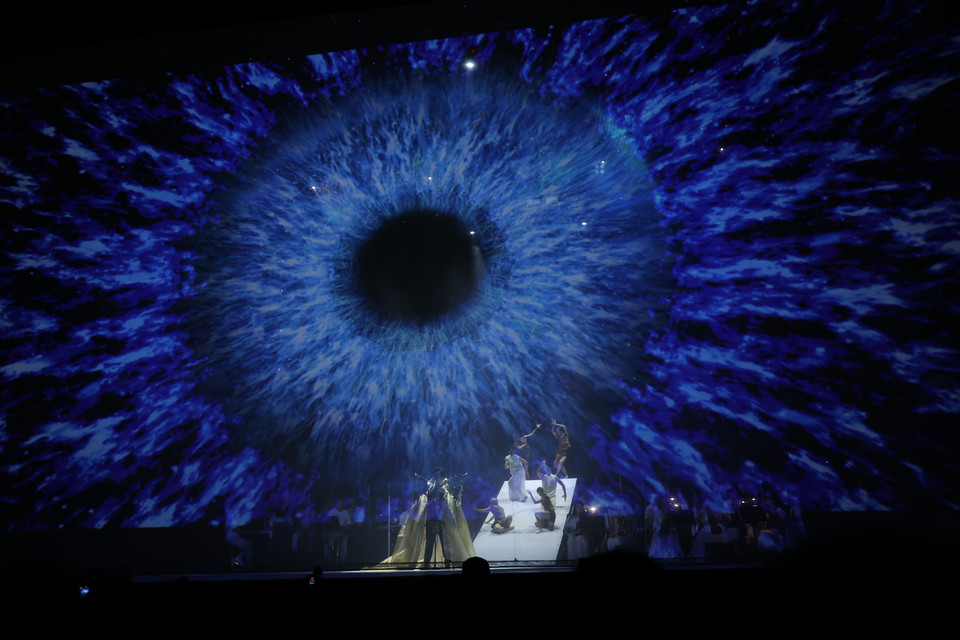 Một yếu tố níu chân khán giả đến nửa đêm chính là sân khấu đẳng cấp, đầy tính nghệ thuật, làm bệ đỡ cho ca sỹ thăng hoa. (Ảnh: Hòa Nguyễn/Vietnam+)