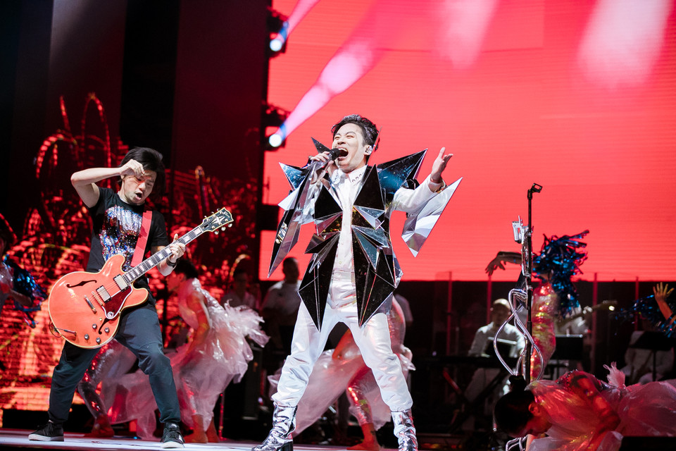 Ở phần thứ ba, Tùng Dương khiến nhiều khán giả bất ngờ khi cover một số bản hit của các ca sỹ trẻ như: 'Ai chung tình được mãi', 'Nàng thơ', 'Ngày chưa giông bão'… Anh coi đây là cuộc dạo chơi để thấy mình trẻ hơn đồng thời thu hút nhiều khán giả hơn.(Ảnh: Hòa Nguyễn/Vietnam+)