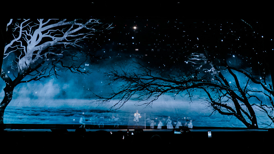 Tùng Dương tri ân cố nhạc sỹ Trần Hoàn, người từng chê anh mảnh dẻ không đủ sức theo nghề hát nhưng vẫn giới thiệu anh với thầy Quang Thọ và dạy anh hát bài ‘Em nghĩ gì khi mùa Xuân đến’ (Trần Hoàn), ‘Đường xa tuyết trắng’ (Lê Anh Dũng). 