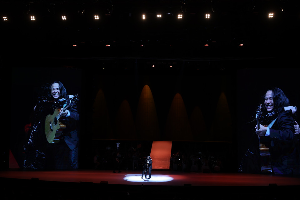 Tùng Dương xúc động ôm chầm nhạc sỹ Lê Minh Sơn. Nhiều ca khúc của nhạc sỹ đã góp phần giúp Tùng Dương khẳng định thương hiệu từ những năm tháng đôi mươi. (Ảnh: Hòa Nguyễn/Vietnam+)