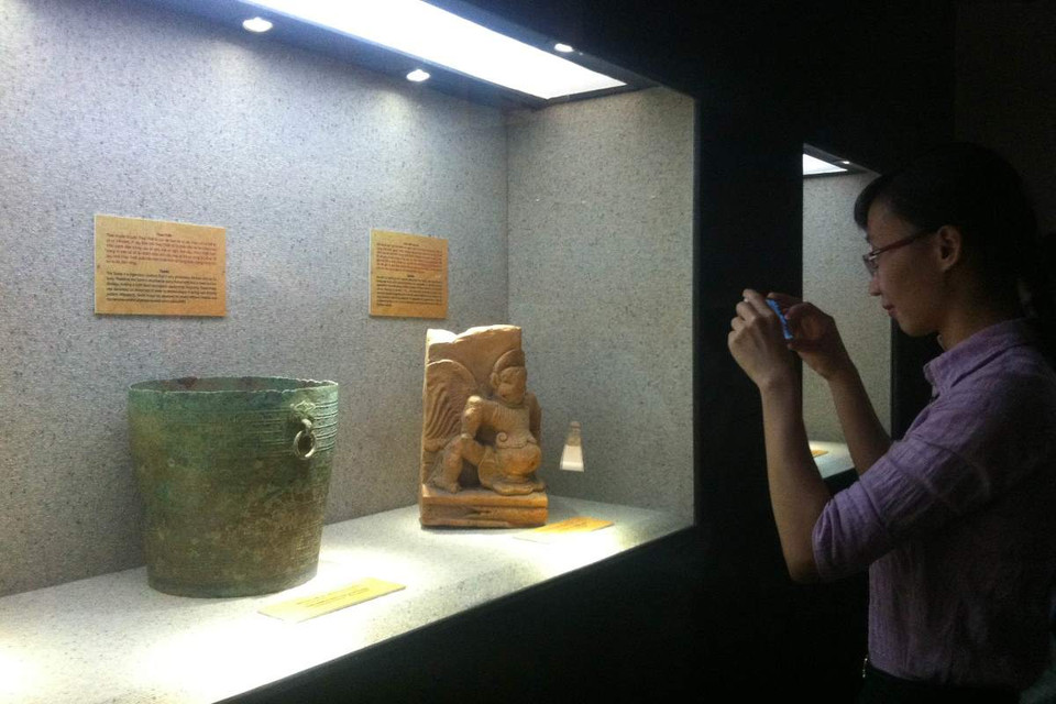 Những hiện vật trưng bày có niên đại từ thời kỳ dựng nước đến thời nhà Nguyễn, được chia theo các nhóm: vật tổ trong văn hóa Đông Sơn, hình tượng rồng, hình tượng kỳ lân, hình tượng hạc, hình tượng uyên ương, sư tử-nghê, 12 con giáp... (Ảnh: PV/Vietnam+)