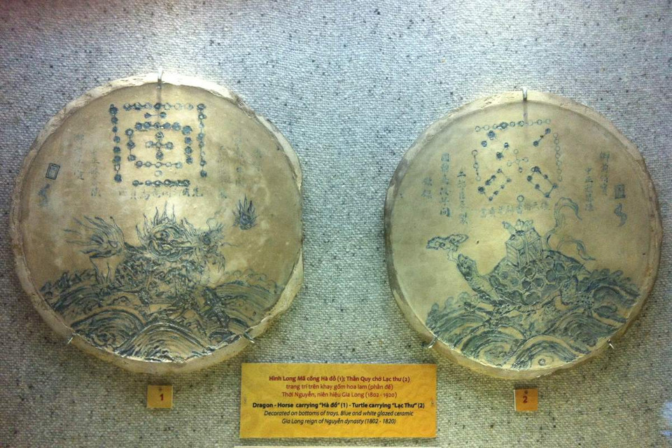 Hình long mã cõng hà đồ (trái) và Thần quy chở lạc thư (phải) trang trí trên khay gốm hoa lam - thời Nguyễn, niên hiệu Gia Long (1802-1920). (Ảnh: PV/Vietnam+)