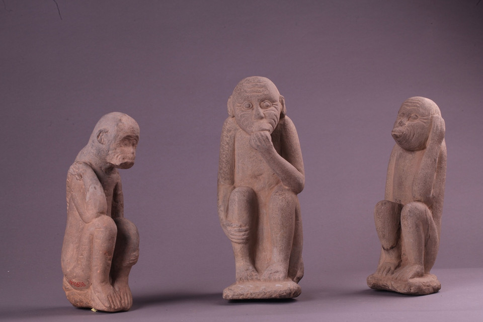 Bộ tượng khỉ 'Tam không' (chất liệu đá), thời Lý. Hiện vật mang ý nghĩa không nhìn điều sai, không nghe điều tầm bậy, không nói điều sai trái. Người xưa tin rằng, linh vật là hiện thân của các lực lượng tự nhiên hoặc mang những đặc tính huyền bí, năng lực siêu nhiên có thể chi phối nhân sinh, vũ trụ. (Ảnh: Bảo tàng Lịch sử Quốc gia).