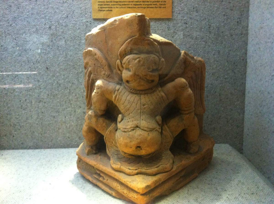 Hình chim thần Garuda trên mảnh tháp (chất liệu đất nung) - thời Lý. Đại diện ban tổ chức cho biết, linh vật (những con vật huyền thoại hoặc có thật được linh thiêng hóa) được con người sáng tạo và sử dụng như những biểu tượng văn hóa để truyền đạt ý tưởng và niềm tin tâm linh, tín ngưỡng, tôn giáo. (Ảnh: PV/Vietnam+)