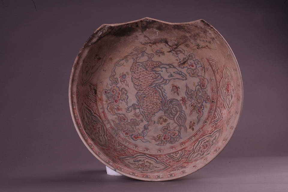 Đĩa trang trí cá chép hóa rồng (chất liệu gốm hoa lam), thế kỷ 15 - hiện vật tàu đắm cổ Cù Lao Chàm, Hội An (Quảng Nam). (Ảnh: Bảo tàng Lịch sử Quốc gia)