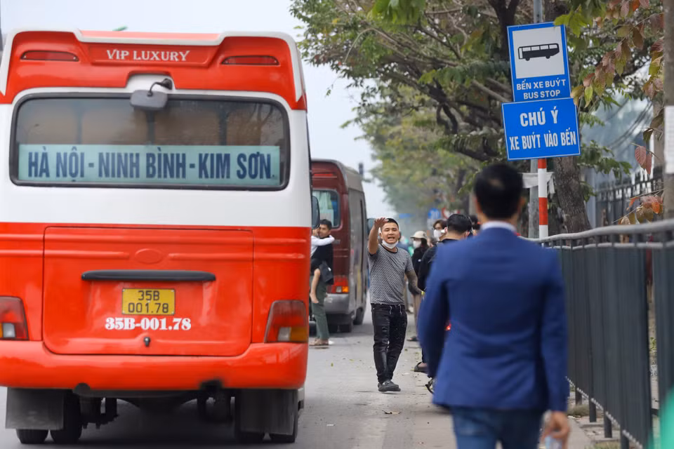 Xe dù bến cóc vẫn nhộn nhịp, bắt khách dọc đường quanh bến xe Giáp Bát. (Ảnh: PV/Vietnam+)