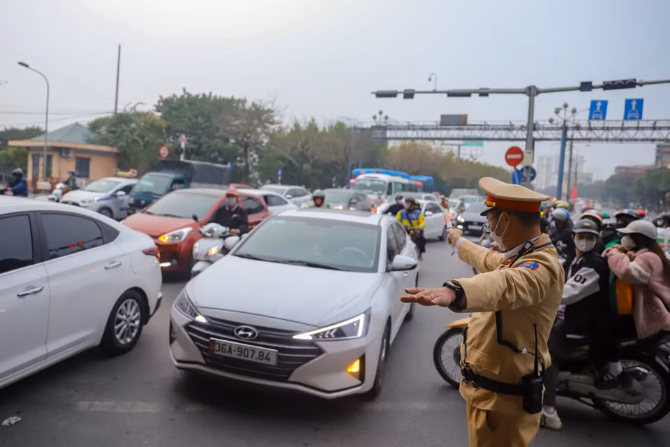 Lực lượng chức năng điều tiết giao thông khu vực bến xe Nước Ngầm. (Ảnh: PV/Vietnam+)