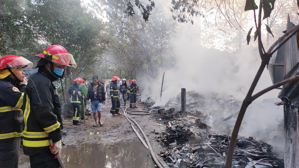 Rạng sáng ngày 26/12, người dân phát hiện cháy tại bãi rác phế liệu khu làng nghề Tân Triều mới tại Thanh Trì, Hà Nội. (Ảnh: Hoài Nam/Vietnam+)