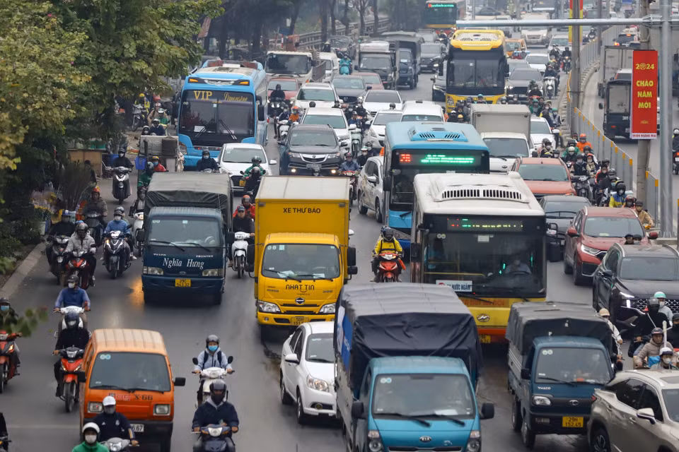 Mật độ giao thông trên đường Ngọc Hồi hướng đi QL1A (cũ) lúc 16 giờ, lưu lượng lớn nhưng không ùn tắc. (Ảnh: PV/Vietnam+)