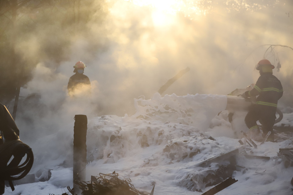 Lực lượng phòng cháy chữa cháy có mặt lúc hơn 6 giờ 30. Đám cháy đã được khống chế sau khoảng 10 phút. (Ảnh: Hoài Nam/Vietnam+)