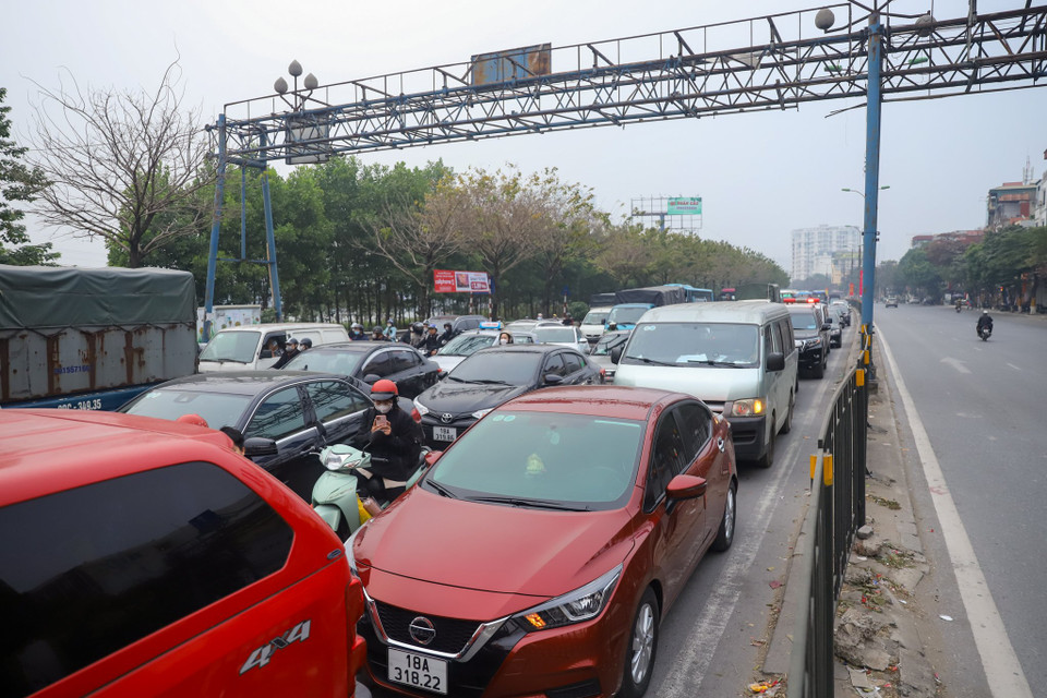 Lưu lượng giao thông trên đường Giải Phóng hướng về Quốc lộ 1A và cao tốc Pháp Vân-Cầu Giẽ lúc 16h30 đông nhưng không ùn tắc. (Ảnh: PV/Vietnam+