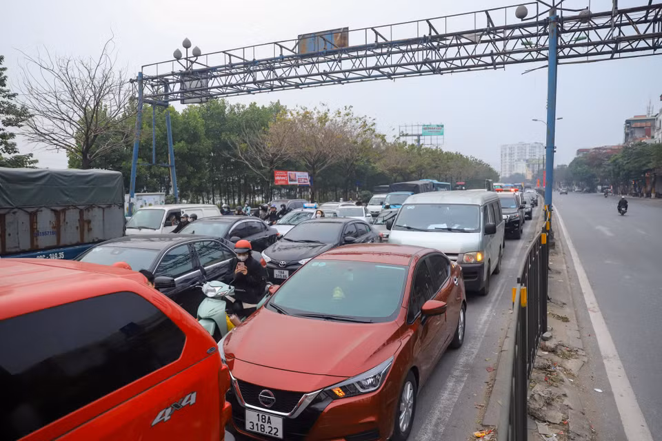 Lưu lượng giao thông trên đường Giải Phóng hướng về Quốc lộ 1A và cao tốc Pháp Vân-Cầu Giẽ lúc 16h30 đông nhưng không ùn tắc. (Ảnh: PV/Vietnam+