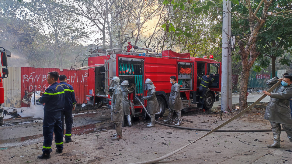 Thông tin người dân kể lại khoảng 6 giờ sáng nghe có tiếng nổ và thấy khói bốc lên, người dân sau đó đã gọi cứu hỏa. (Ảnh: Hoài Nam/Vietnam+)