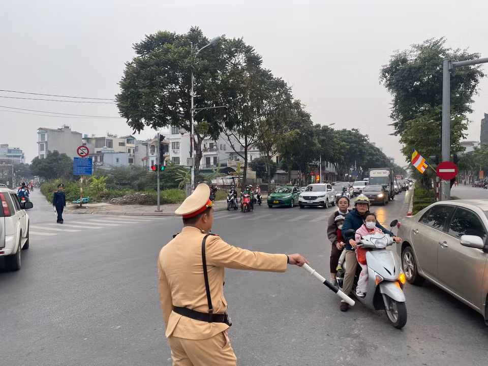 Ghi nhận lúc 17 giờ, hướng đường Cổ Linh đi cao tốc Hà Nội-Hải Phòng cũng đông đúc nhưng không bị ùn ứ, đã có lực lượng cảnh sát giao thông túc trực. (Ảnh: PV/Vietnam+)